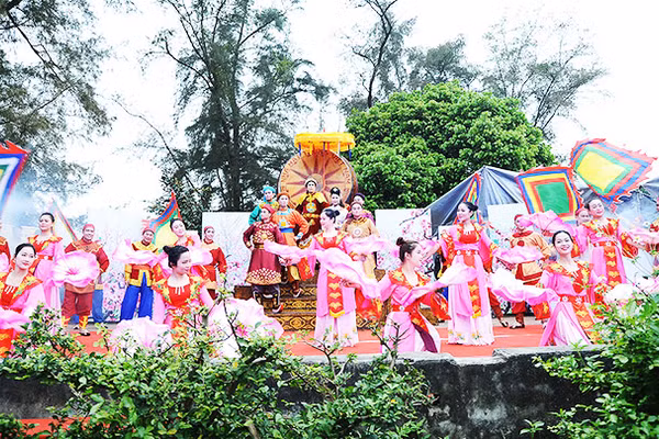 Nghệ sĩ Nhà hát tuồng Việt Nam diễn cảnh Vua Ngô Quyền đại phá quân Nam Hán.Ảnh: SONG ANH