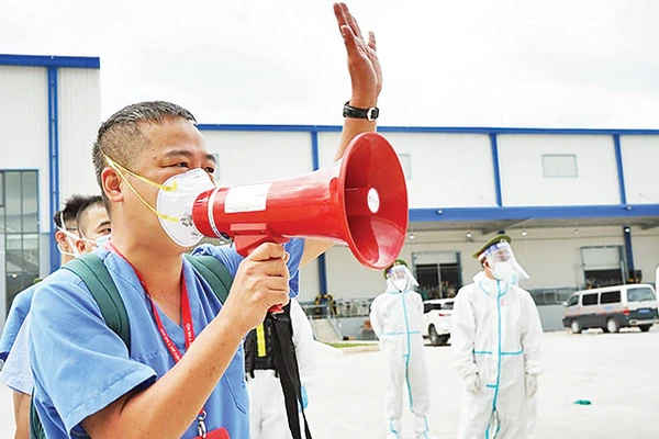 PGS, TS, bác sĩ Nguyễn Lân Hiếu chỉ đạo phòng, chống dịch tại Bình Dương.Ảnh: Thu Vân