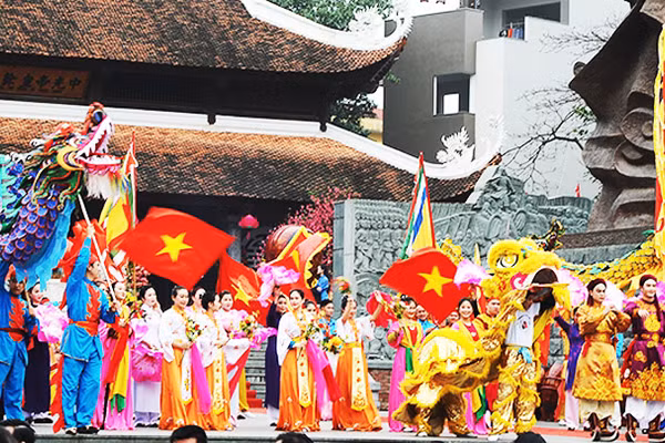 Chào năm mới. Ảnh: HẢI NAM