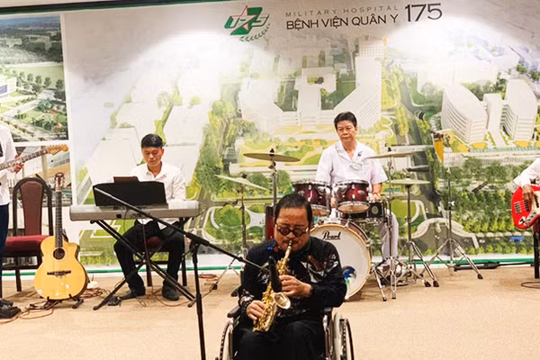 PGS, TS, nhạc sĩ Nguyễn Hồng Sơn chơi trống cùng saxophonist Trần Mạnh Tuấn tối 24/12/2021 tại Bệnh viện dã chiến 175. Ảnh: VŨ THANH HƯỜNG