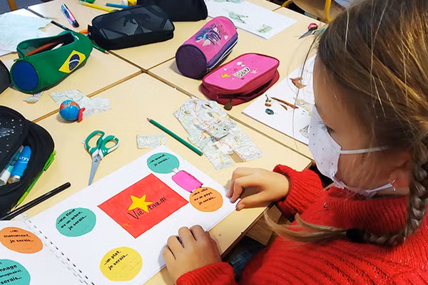 Một bé gái lai Pháp bên quốc kỳ Việt Nam. 