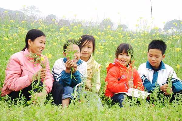Trẻ em làng quê hồn nhiên.