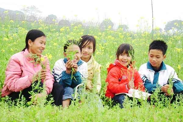 Trẻ em làng quê hồn nhiên.