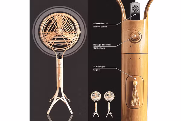 Nhà thiết kế trẻ Nguyễn Huỳnh Nam và chiếc quạt tre do anh thiết kế.