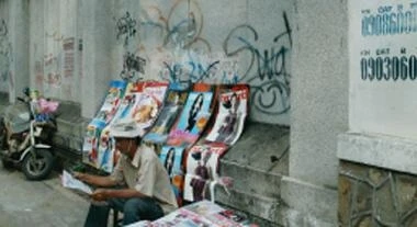 Một mảng tường trên đường Nguyễn Thị Minh Khai bị bôi bẩn vì số điện thoại và hình vẽ kỳ dị.