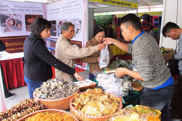 Người tiêu dùng mua sắm hàng hóa tại Hội chợ Vàng khuyến mại.