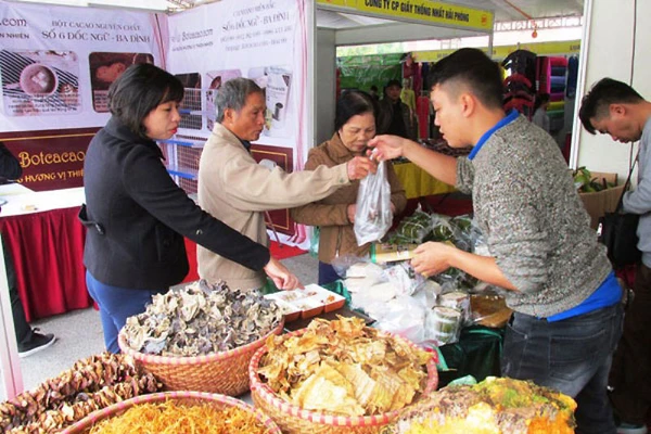 Người tiêu dùng mua sắm hàng hóa tại Hội chợ Vàng khuyến mại.