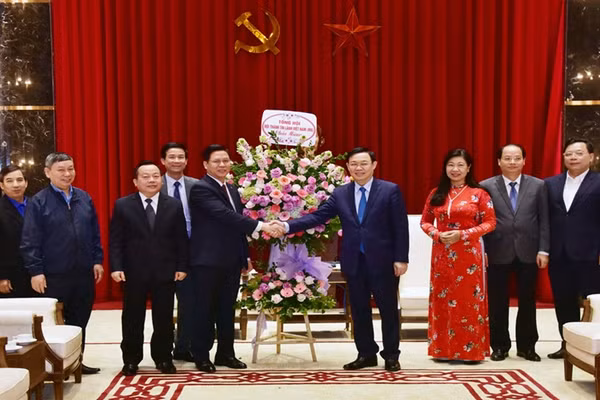 Đồng chí Vương Đình Huệ tiếp Đoàn đại biểu Thường trực Ban Trị sự Tổng hội Hội thánh Tin lành Việt Nam (miền bắc).