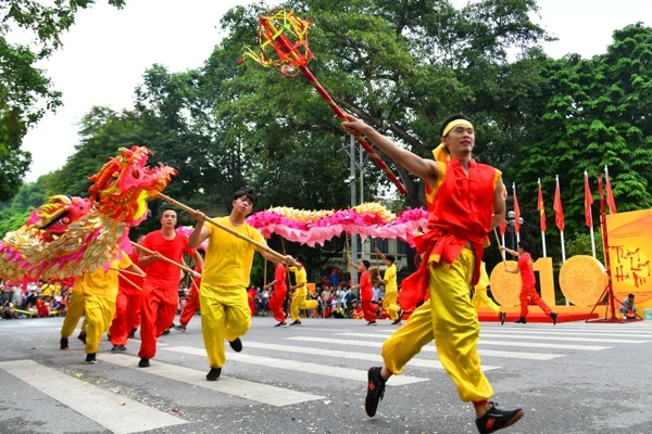 Tổ chức tốt các hoạt động văn hóa để thu hút khách du lịch là một trong những giải pháp lấy lại đà tăng trưởng của thành phố Hà Nội trong năm 2021 và những năm tiếp theo.