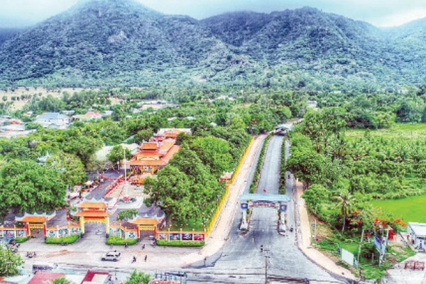 Toàn cảnh Khu du lịch núi Cấm, huyện Tịnh Biên, An Giang.