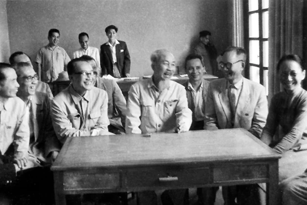 Chủ tịch Hồ Chí Minh nói chuyện với các đại biểu trí thức Quốc hội khóa III. Ảnh: MAI NAM