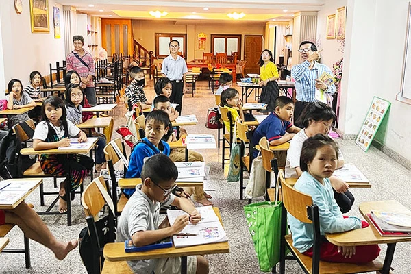 Lớp học tiếng Việt của thầy Sáu ở tỉnh Nakhon Phanom.