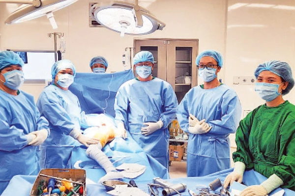 Các bác sĩ Bệnh viện Chợ Rẫy chuyển giao kỹ thuật mổ thay khớp háng cho đội ngũ y, bác sĩ của Bệnh viện đa khoa tỉnh Đắk Nông.