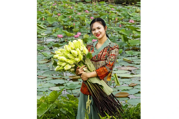 Phạm Thị Diệu Huyền và những bông sen cổ trắng sau khi trồng, nhân giống thành công.