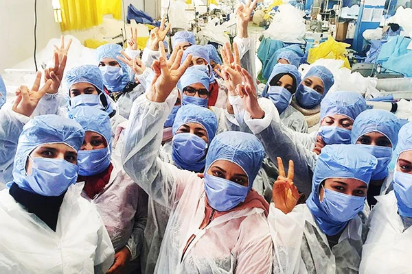 Dù luôn đối mặt nguy hiểm song các y, bác sĩ tuyến đầu chống dịch luôn lạc quan. Ảnh: AFP
