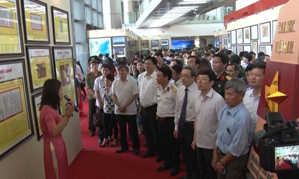Công chúng đến với triển lãm.
