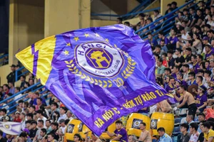 Những cổ động viên câu lạc bộ Hà Nội cổ vũ trên sân vận động Hàng Đẫy. (Ảnh: Câu lạc bộ Hà Nội)