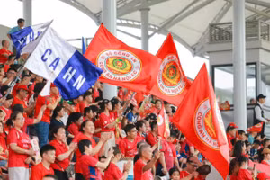 Hình ảnh những cổ động viên của câu lạc bộ Công an Hà Nội cổ vũ cho đội bóng của mình trên khán đài. (Ảnh: Câu lạc bộ Công an Hà Nội)