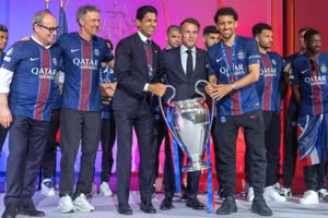 Nụ cười mãn nguyện của ban lãnh đạo PSG và Tổng thống Emmanuel Macron trong ngày đội bóng thủ đô khẳng định vị thế số 1 châu Âu. (Ảnh: Tổng hợp)
