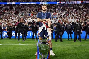Kvaratskhelia khép lại một mùa giải bùng nổ bằng danh hiệu Cầu thủ hay nhất Champions League trong màu áo PSG. (Ảnh: Tổng hợp) 