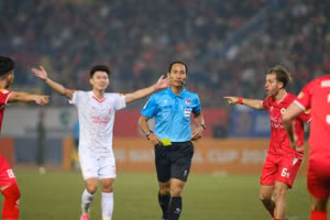 Trọng tài Lê Vũ Linh điều khiển trận đấu tại vòng 1/16 Cúp quốc gia 2025/2026 giữa câu lạc bộ Công an Hà Nội và câu lạc bộ Thể Công Viettel. (Ảnh: ĐỨC CƯỜNG)