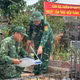 Cán bộ chiến sĩ Ban chỉ huy Bộ đội biên phòng tỉnh Đắk Lắk xây nhà cho người dân.