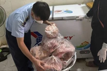  Lực lượng Quản lý thị trường kiểm tra thực phẩm đông lạnh.