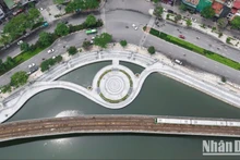 Sân khấu nổi với khán đài trong dự án cải tạo hồ Hoàng Cầu đã hoàn thiện nhiều hạng mục quan trọng, khu vực này sẽ là không gian tổ chức sự kiện ngoài trời quy mô lớn.
