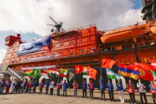 Cờ Tổ quốc tung bay trên hải trình “Phá băng tri thức” tới Bắc Cực.