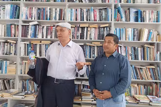 Nhà thơ Azam Obidov (trái) giới thiệu người sáng lập thư viện với các nhà thơ quốc tế.