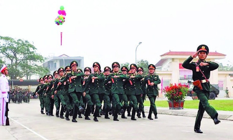 Các lực lượng vũ trang tỉnh Nghệ An trong lễ ra quân. (Ảnh TRUNG HIẾU)