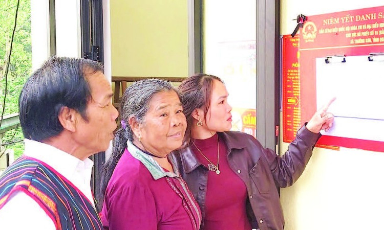 Cử tri bản Hôi Rấy, xã Trường Sơn, tỉnh Quảng Trị xem danh sách cử tri trước khi bỏ phiếu.