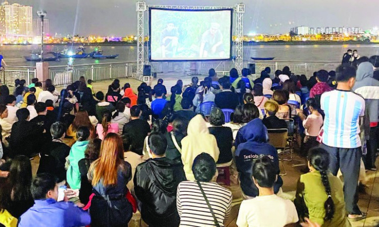 Chiếu phim miễn phí ngoài trời trong khuôn khổ Liên hoan phim châu Á Đà Nẵng.