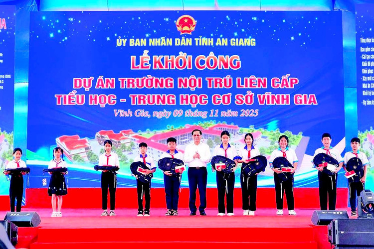 Phó Thủ tướng Chính phủ Bùi Thanh Sơn tặng quà cho học sinh có hoàn cảnh khó khăn của Trường trung học cơ sở Lương An Trà.