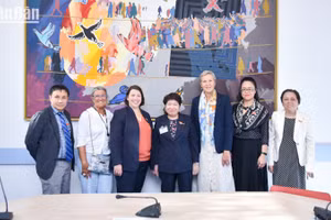 Chủ tịch Nhóm Nghị sĩ Hữu nghị Việt Nam-Pháp Nguyễn Thúy Anh làm việc với Chủ tịch Nhóm Nghị sĩ hữu nghị Pháp-Việt Nam của Quốc hội Pháp Anne Le Hénaff.