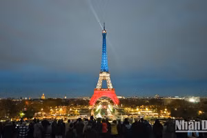 Tháp Eiffel, biểu tượng của nước Pháp, trong màn trình diễn ánh sáng. (Ảnh: MINH DUY)