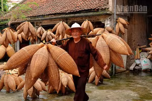 Nghệ nhân Lương Sơn Bạc gánh trên vai những chiếc đó bằng tre. Ảnh: LINH VŨ