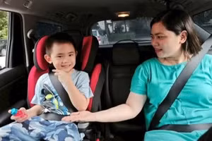 Nhiều chuyên gia cho rằng cần có lộ trình phù hợp để người dân làm quen và tự giác thực hiện quy định về thiết bị an toàn cho trẻ em trên xe ô-tô. (Ảnh: MINH TRANG)
