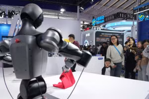 Ngày 6/11/2025, trong khuôn khổ Triển lãm Ánh sáng Internet tổ chức tại Trung Quốc, một robot hình người trình diễn kỹ năng gấp vải. (Ảnh: Tân Hoa Xã)