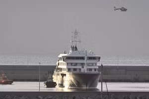 Ngày 10/5, tàu du lịch MV Hondius bị nhiễm virus Hanta cập bến tại cảng Granadilla trên đảo Tenerife, Tây Ban Nha. (Ảnh: Tân Hoa Xã) 