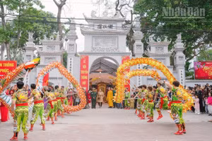 Lễ hội truyền thống làng Vạn Phúc.