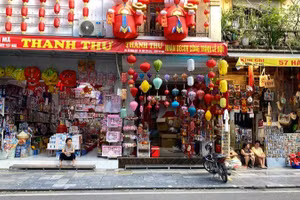 Nhiều cửa hàng trên phố Hàng Mã rơi vào tình trạng buôn bán ế ẩm. (Ảnh: Trang Hà)