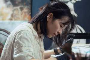 Họa sĩ Nguyễn Ngọc Mai đang thực hiện một tác phẩm của mình.
