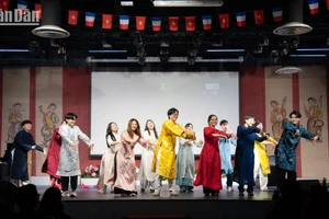 Chợ Xuân Bính Ngọ 2026 và đêm gala "Một vòng Việt Nam" được Hội Thanh niên sinh viên Việt Nam tại Paris (UEVP) tổ chức sôi động và trang trọng tại Trung tâm Văn hóa Việt Nam tại Pháp.