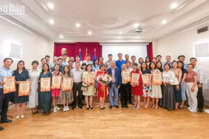 Ấn phẩm đặc biệt của Báo Nhân Dân chào mừng 100 năm Báo chí Cách mạng Việt Nam được chuyển sang Pháp để tặng các cơ quan đại diện và cộng đồng người Việt.