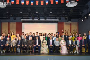 Năm 2025, cộng đồng người Việt Nam tại Pháp đã long trọng tổ chức nhiều hoạt động ý nghĩa, tái hiện chặng đường đấu tranh hào hùng của dân tộc, thể hiện lòng tri ân đối với bao thế hệ đã đấu tranh vì độc lập, tự do của Tổ quốc, đồng thời khơi dậy niềm tự hào dân tộc, tăng cường gắn kết cộng đồng, hướng về cội nguồn.