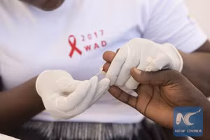 Một người được xét nghiệm HIV miễn phí trong các hoạt động nhân Ngày Thế giới phòng chống AIDS tại Kigali, Rwanda. (Ảnh: Tân Hoa Xã)