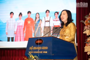 Thứ trưởng Ngoại giao Lê Thị Thu Hằng phát biểu khai mạc Trại hè Việt Nam, ngày 13/7/2026. (Ảnh: MINH DUY)