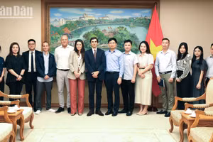 Đoàn chuyên gia tư vấn Pháp trong buổi làm việc tại Cục Chuyển đổi số (Văn phòng Chính phủ) sáng 30/6.