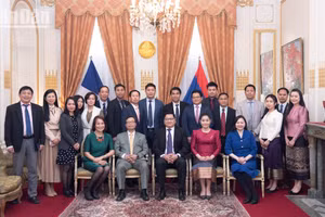 Đại sứ Lào nồng nhiệt chào đón đoàn Đại sứ quán Việt Nam như những thành viên trong gia đình. (Ảnh: MINH DUY)